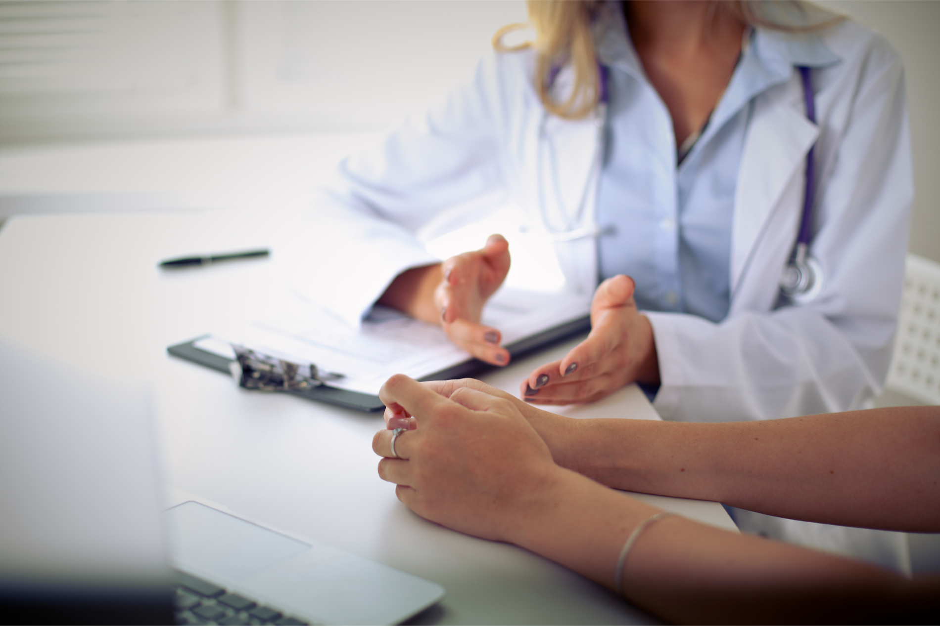Arzt im Gespräch mit einem Patienten